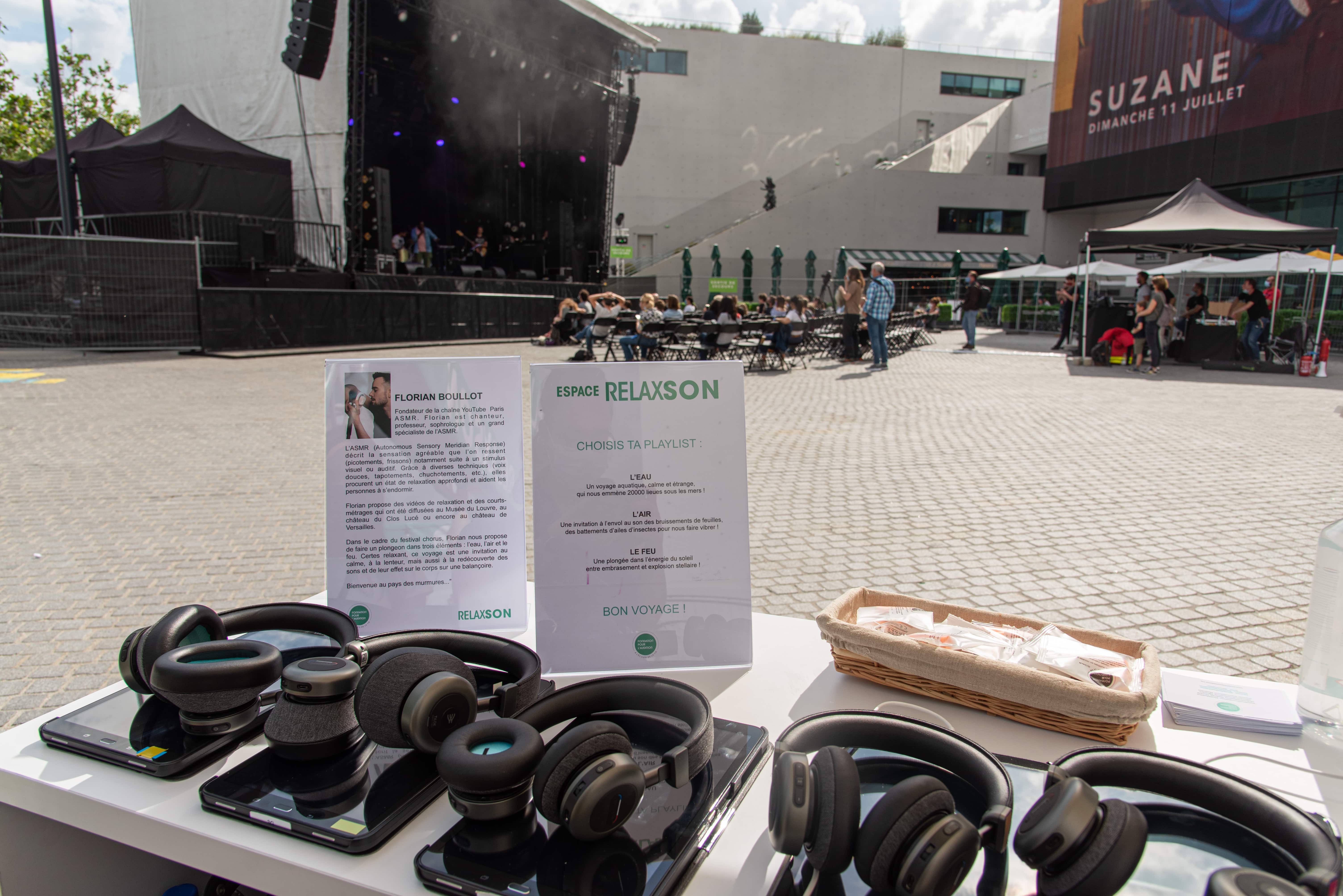 Des casques anti-bruit proposant des bande-sons en ASMR sur l'espace RelaxSon de la Fondation Pour l'Audition au festival Chorus en juillet 2021