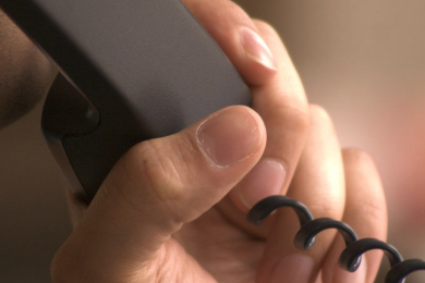 main qui tient un téléphone