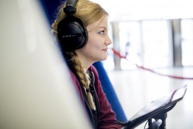 Femme avec un casque sur les oreilles