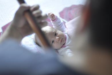 bébé écoutant un instrument de musique