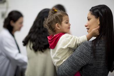 Mère avec son enfant implanté dans les bras