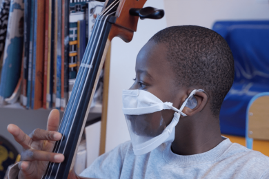 Un élève sourd appareillé qui joue du violoncelle