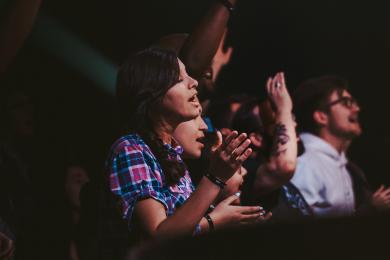 Des personnes qui chantent et applaudissent à un concert