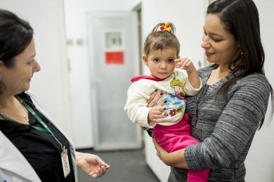 Une maman avec son enfant sourd