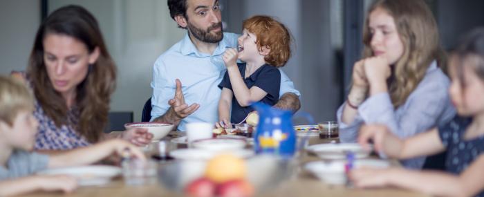 Famille à table - Ecole des Parents d'enfants sourds
