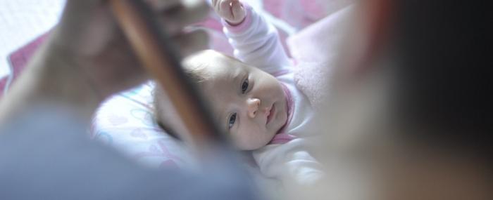 bébé écoutant un instrument de musique