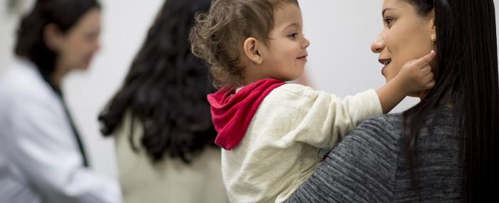 Mère avec son enfant implanté dans les bras Mère avec son enfant implanté dans les bras