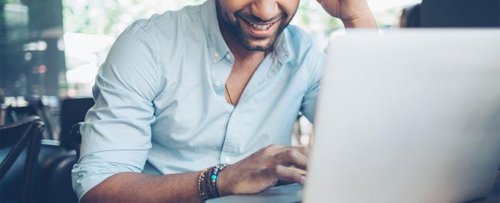 Homme sur ordinateur