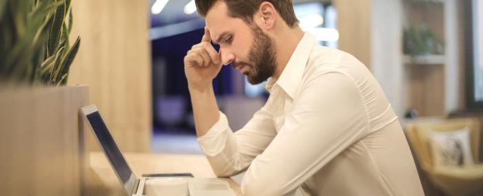 Homme gêné par le bruit Homme gêné par le bruit