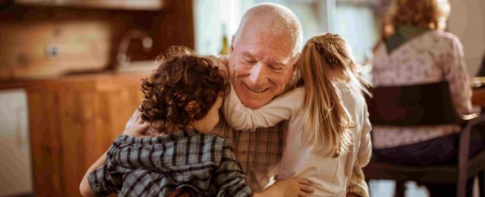 Grand-père avec ses petits enfants - Se soutenir