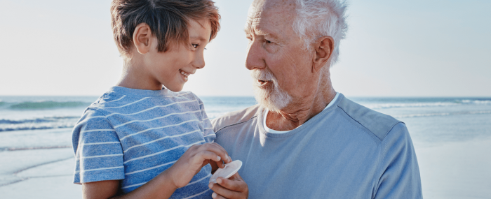 Un petit garçon et son grand-père