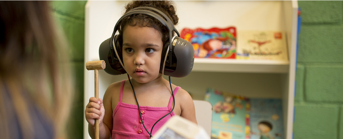 Test de dépistage de la surdité chez une enfant