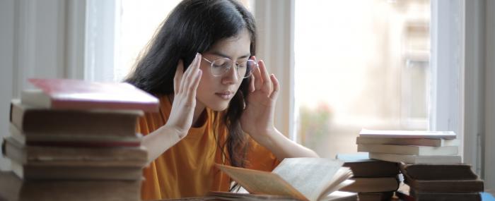 Femme concernée par la phonophobie