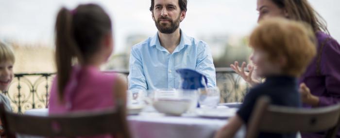 Un père de famille affecté par une surdité brusque lors d'un déjeuner