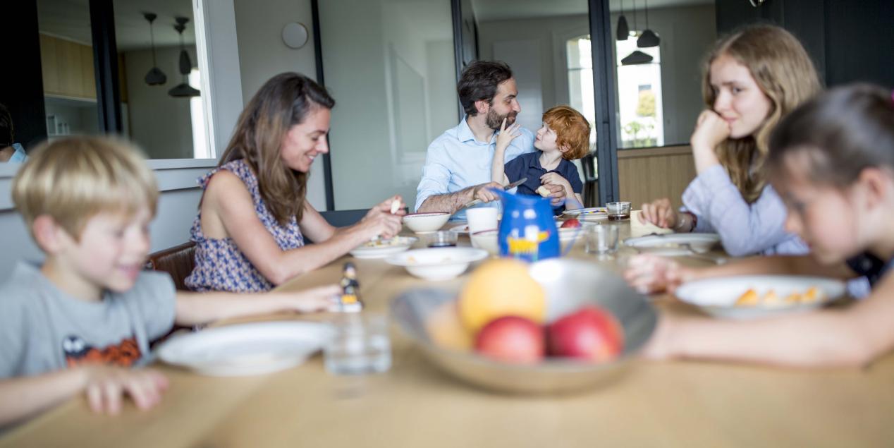 Famille à table