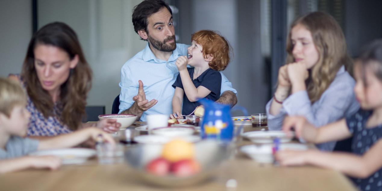 Famille à table - Ecole des Parents d'enfants sourds