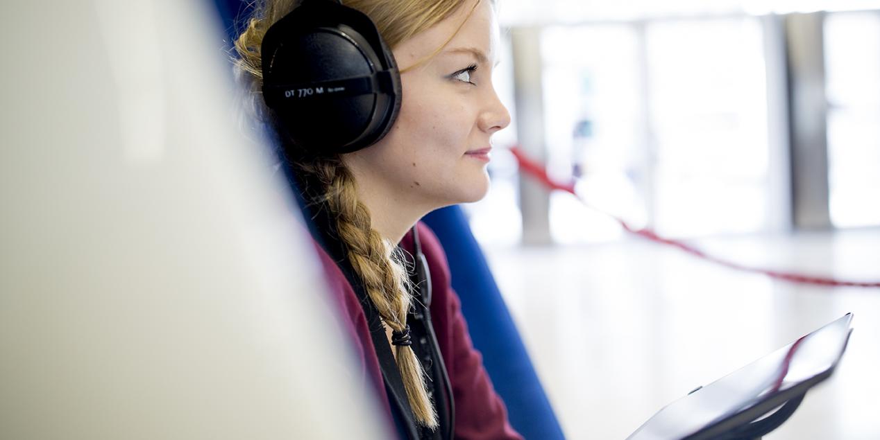 Femme avec un casque sur les oreilles