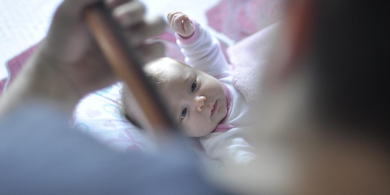 bébé écoutant un instrument de musique