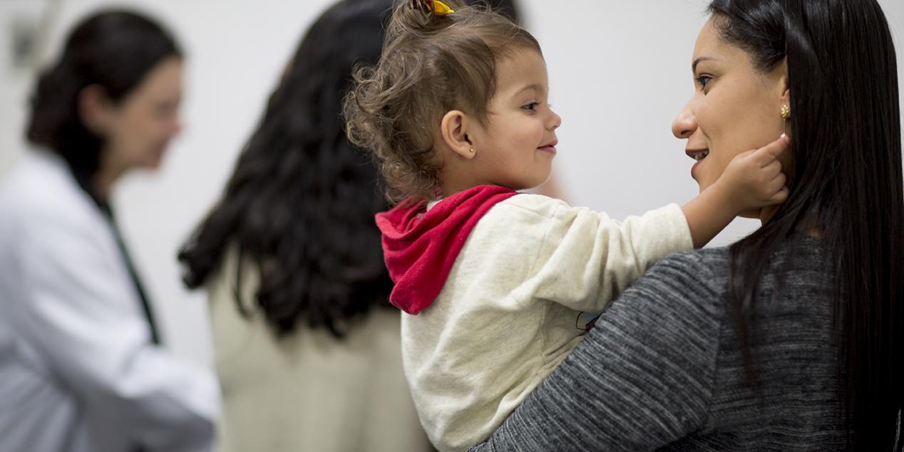 Mère avec son enfant implanté dans les bras