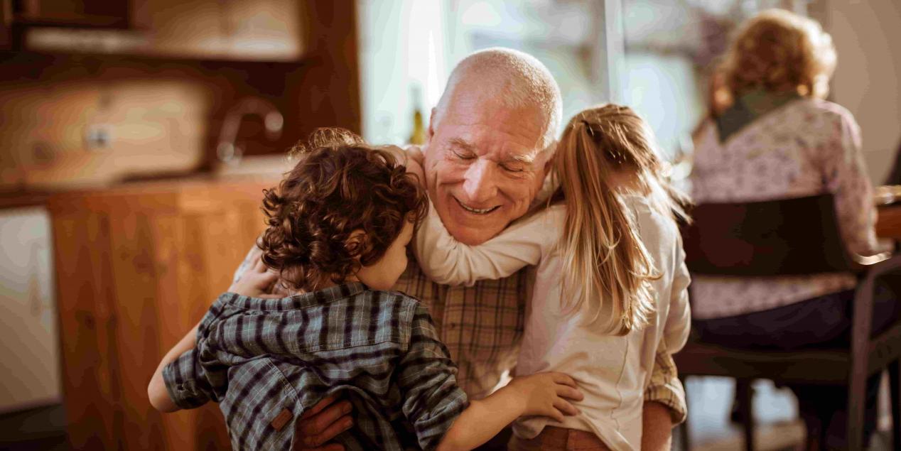 Grand-père avec ses petits enfants - Se soutenir