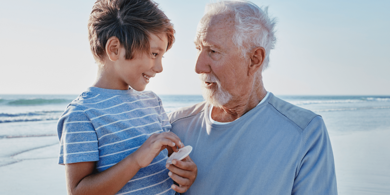 Un petit garçon et son grand-père