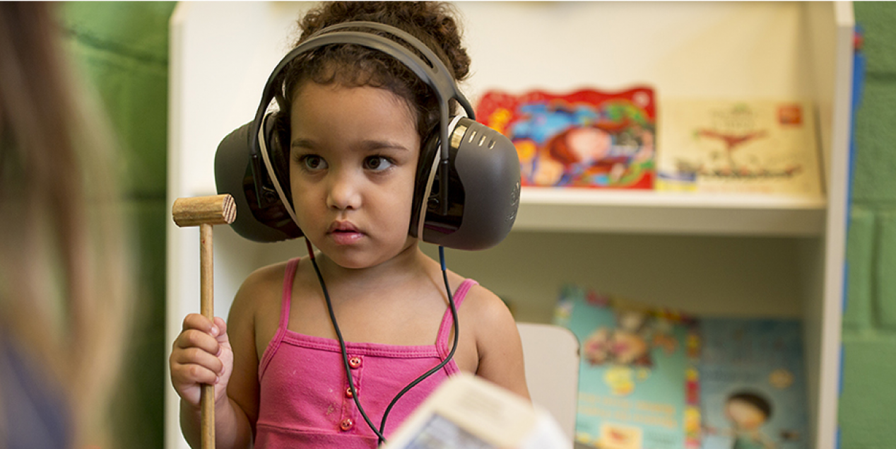 Test de dépistage de la surdité chez une enfant