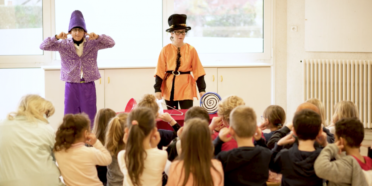 Extrait du spectable Décibel et Tintamarre dans une salle de classe de maternelle