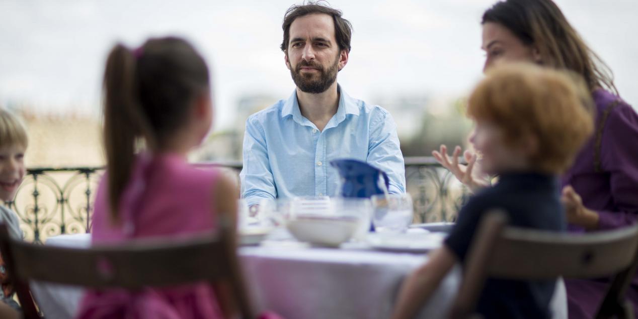 Un père de famille affecté par une surdité brusque lors d'un déjeuner