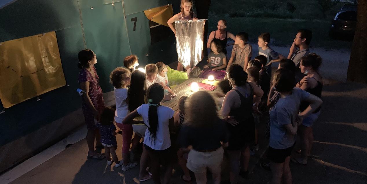 Un groupe d'enfants et d'adolescents sourds suivent une activité en anglais