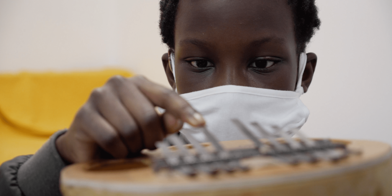 Enfant-sourd-découvre-un-instrument-eveil-musical-Paris